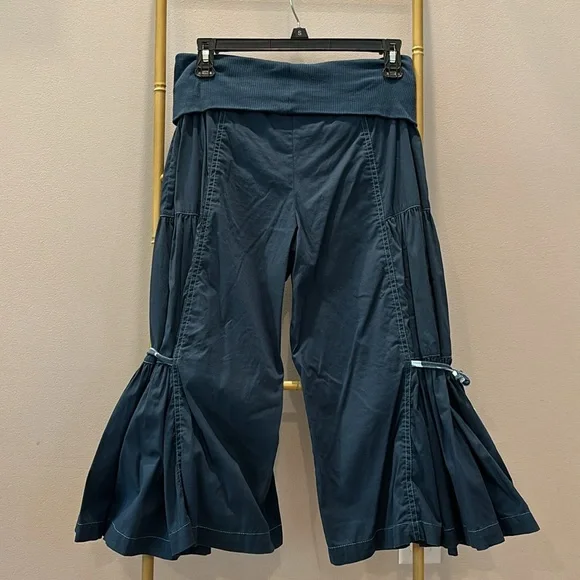 Matilda Jane adorable wide capri length with gathered seams and side ties. - Picture 4 of 4